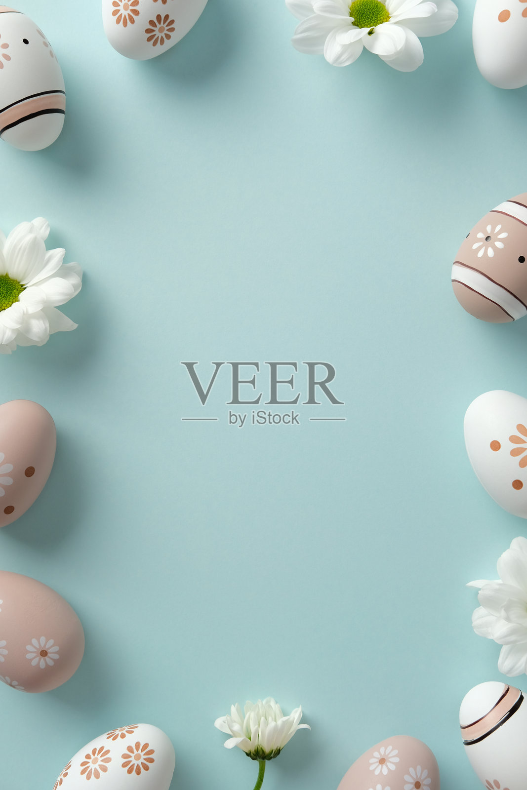 五彩缤纷的复活节彩蛋，带有花卉图案和白色雏菊，背景为柔和的蓝色。复活节框架，竖版横幅设计。照片摄影图片