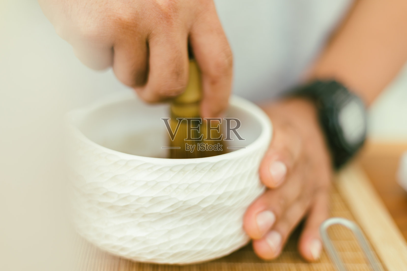 咖啡师制作焙茶牛奶拿铁照片摄影图片