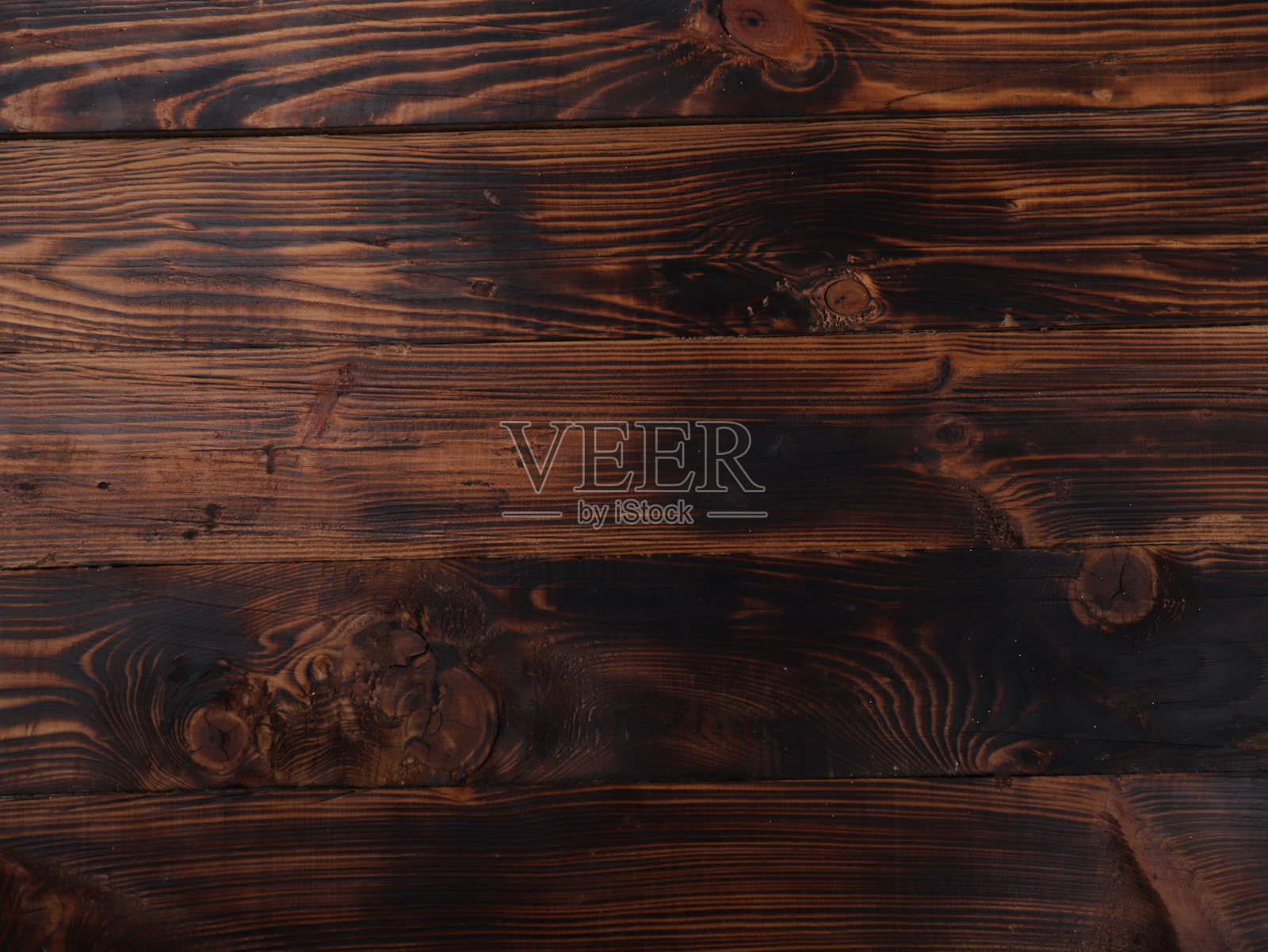 烧焦的木材纹理，带有丰富的深色条纹和生动的纹理图案，提供了戏剧性的乡村背景，适合品牌推广、菜单设计、室内装饰或大胆的视觉布局。照片摄影图片