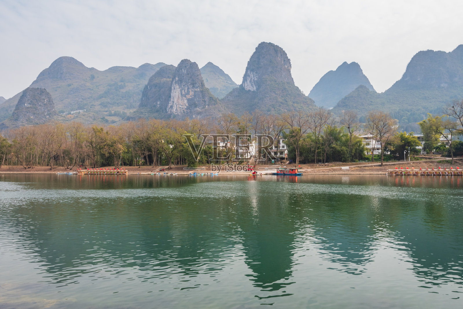 桂林漓江的宁静之美：穿越喀斯特山脉的如画旅程照片摄影图片