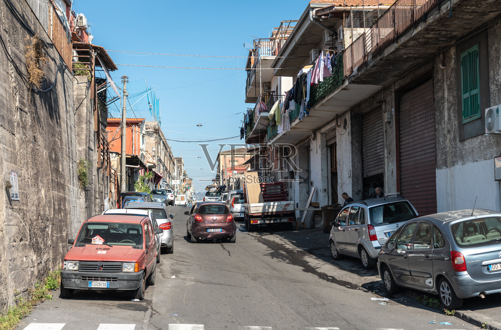 西西里卡塔尼亚的真实老街，破旧的墙壁，意大利，编辑图片照片摄影图片