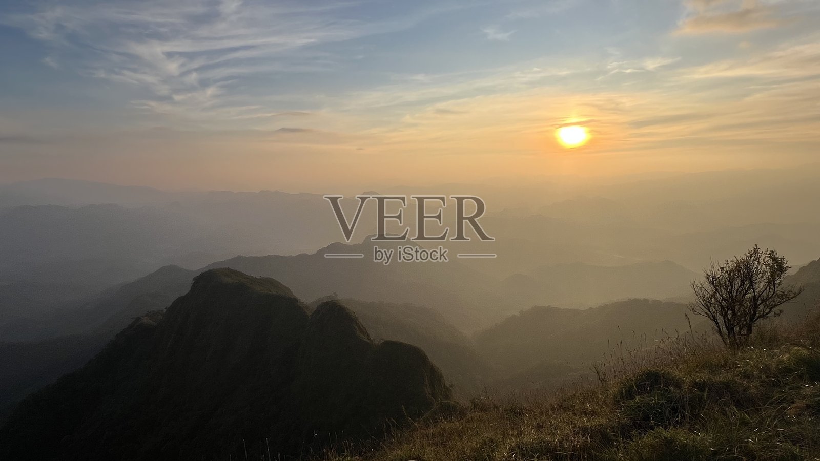 泰国Tak省Mon Klui-Jawale-Tule的美丽日落，著名的高山徒步旅行路线，山脉景观，带有山谷和坡道。照片摄影图片