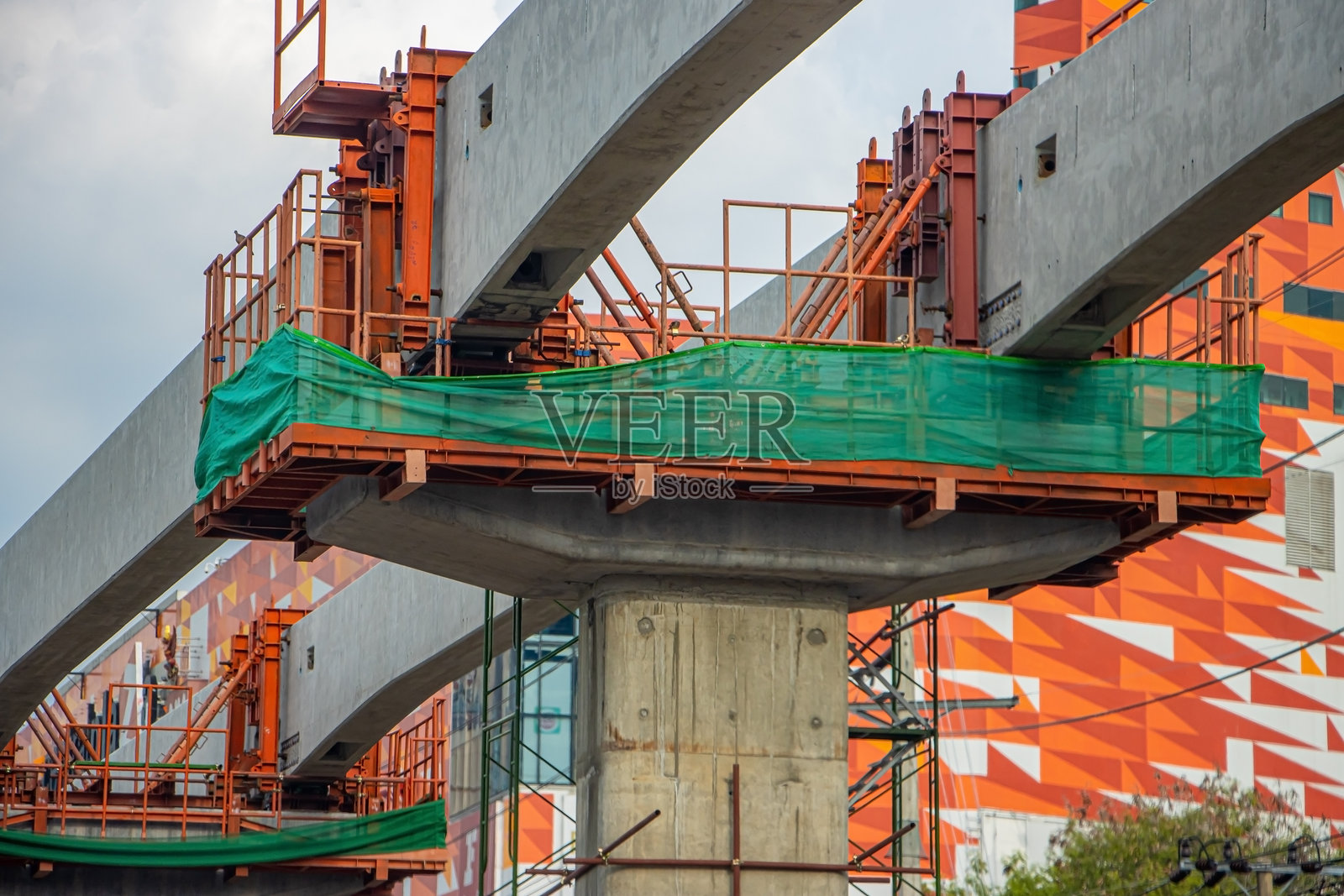 未完成的高架桥施工。城市中的铁路桥正在建设中。照片摄影图片