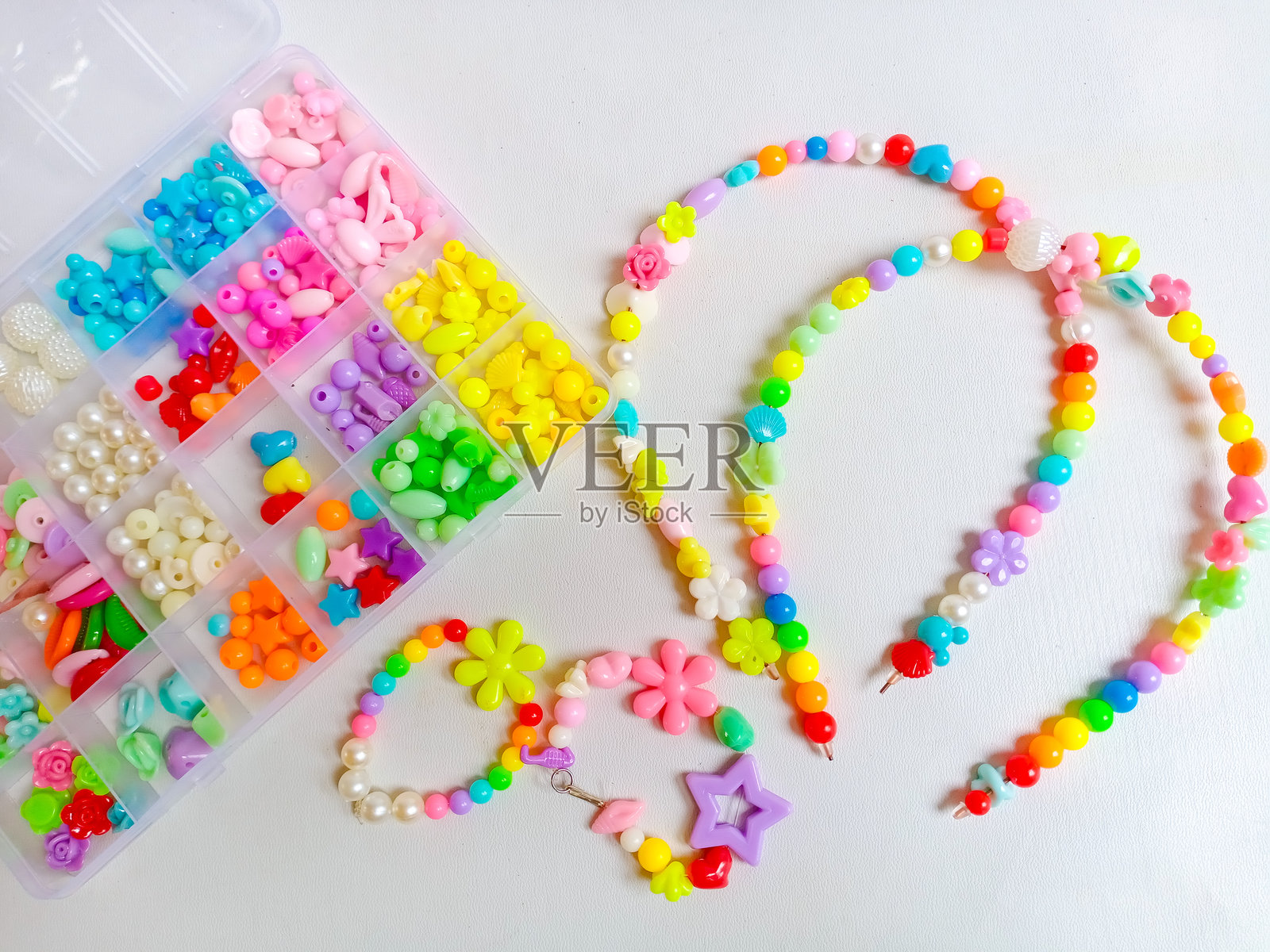 创意珠宝制作的彩色珠子套件照片摄影图片