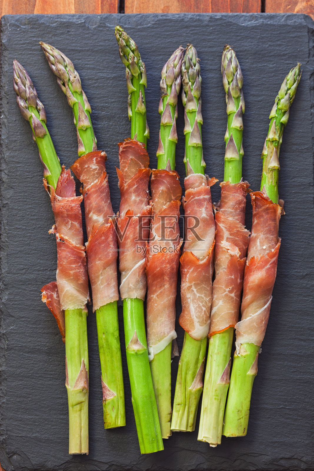 新鲜的绿色芦笋裹着意大利熏火腿照片摄影图片