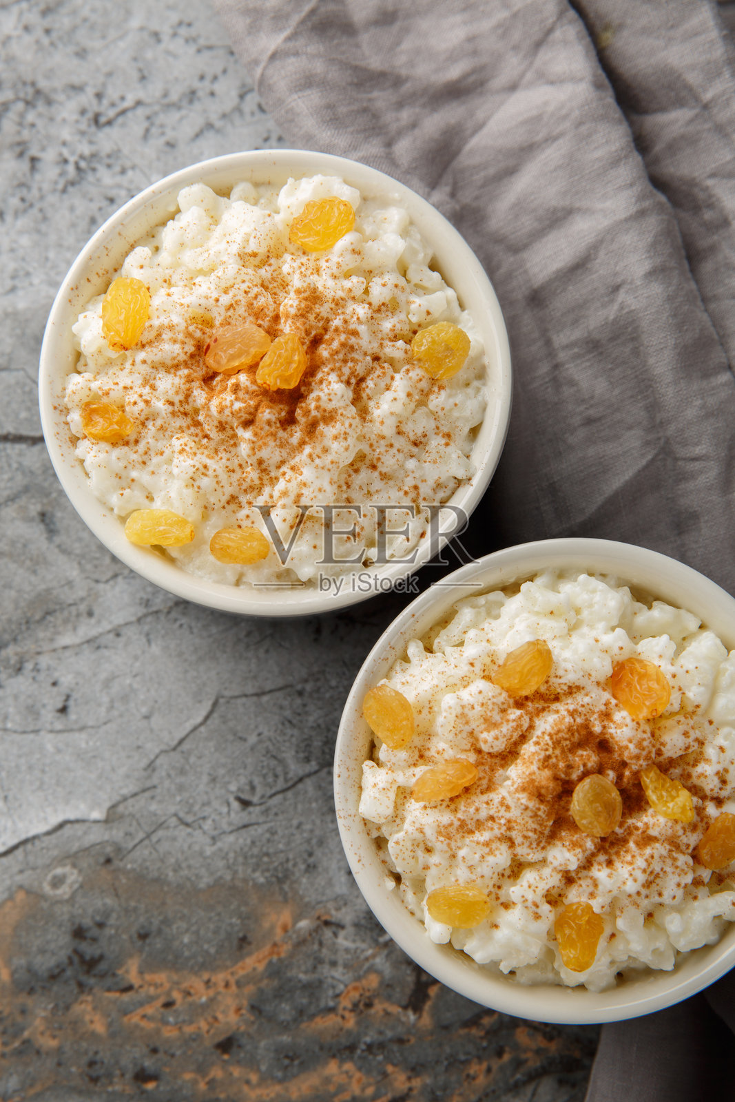 老式米布丁，奶油般顺滑，质地和甜度完美，特写在碗中。垂直俯视。照片摄影图片