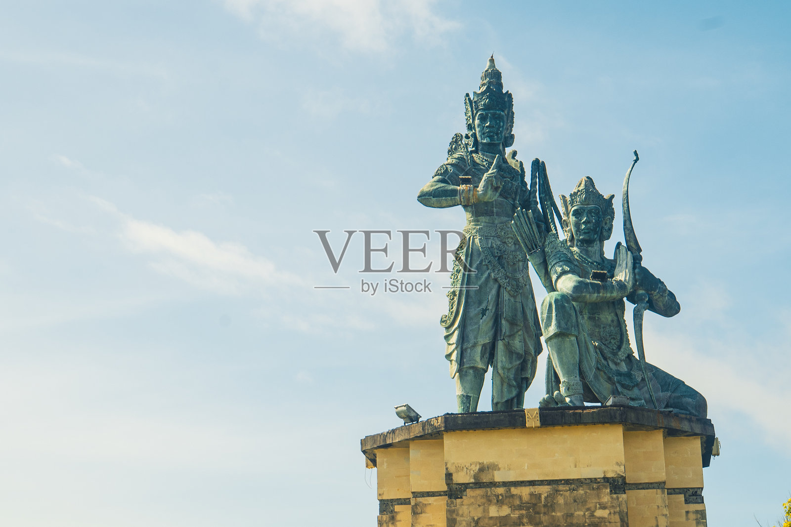 努萨杜瓦海滩，努萨杜瓦半岛公园内的阿尔朱纳和克雷萨雕像，印尼巴厘岛照片摄影图片