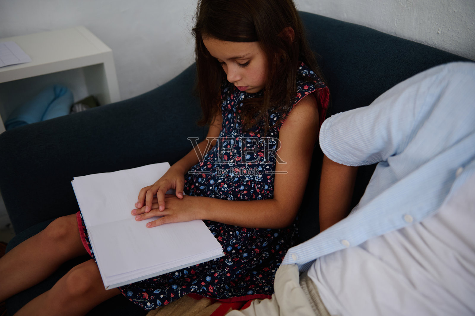 儿童在成人的帮助下阅读照片摄影图片