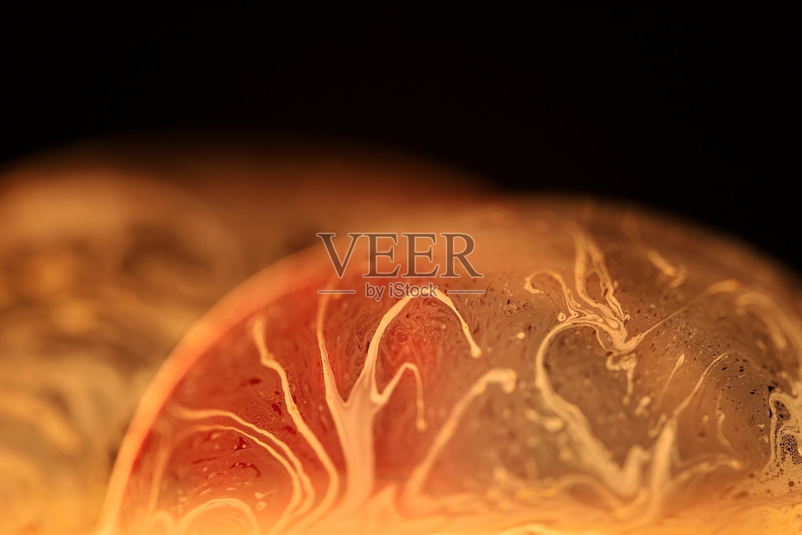 黑色背景上的绿色液体表面，色彩丰富的抽象，绿色形状，极简主义，光线线条，黑色与绿色。照片摄影图片