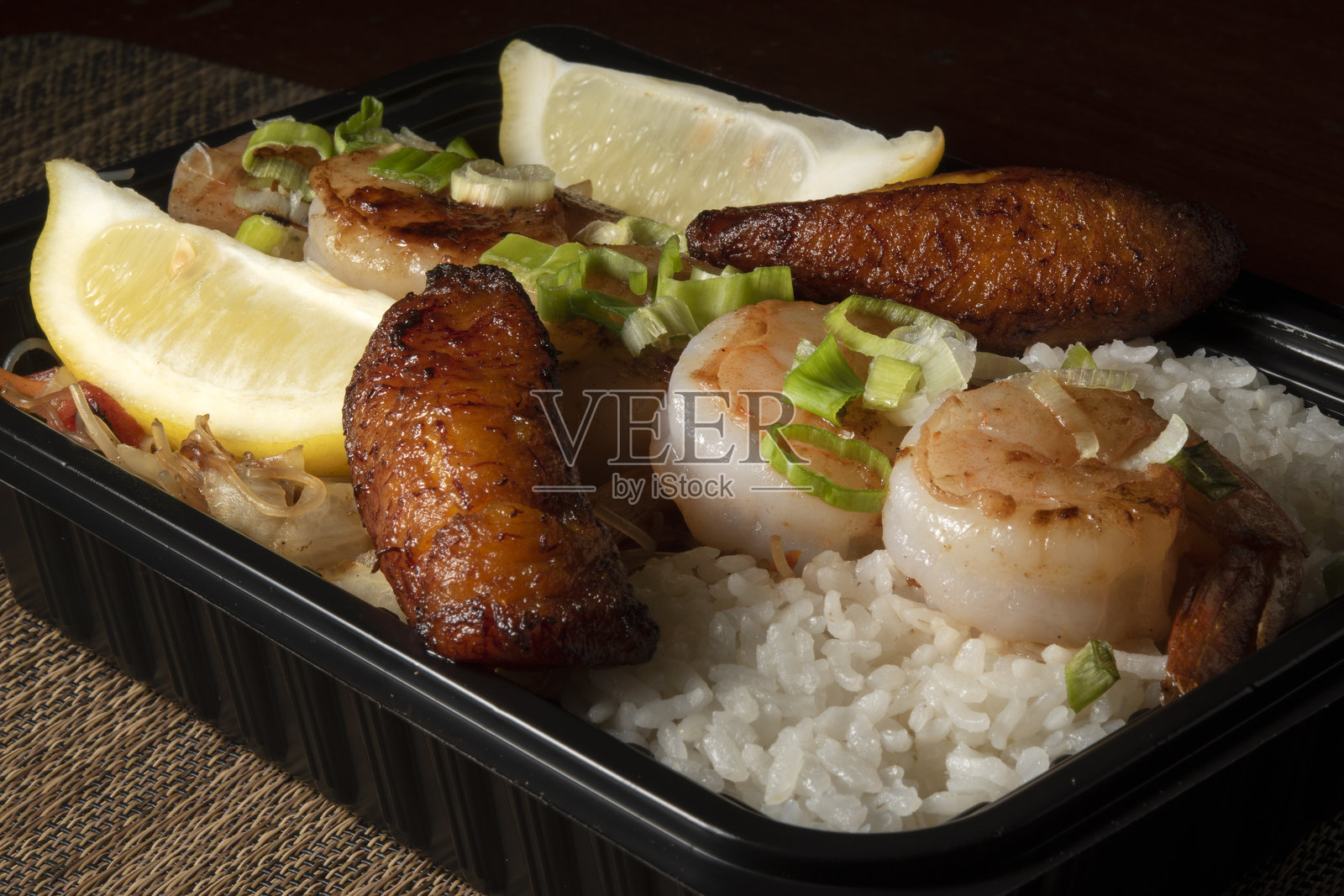 虾仁米粉炒面配香蕉照片摄影图片