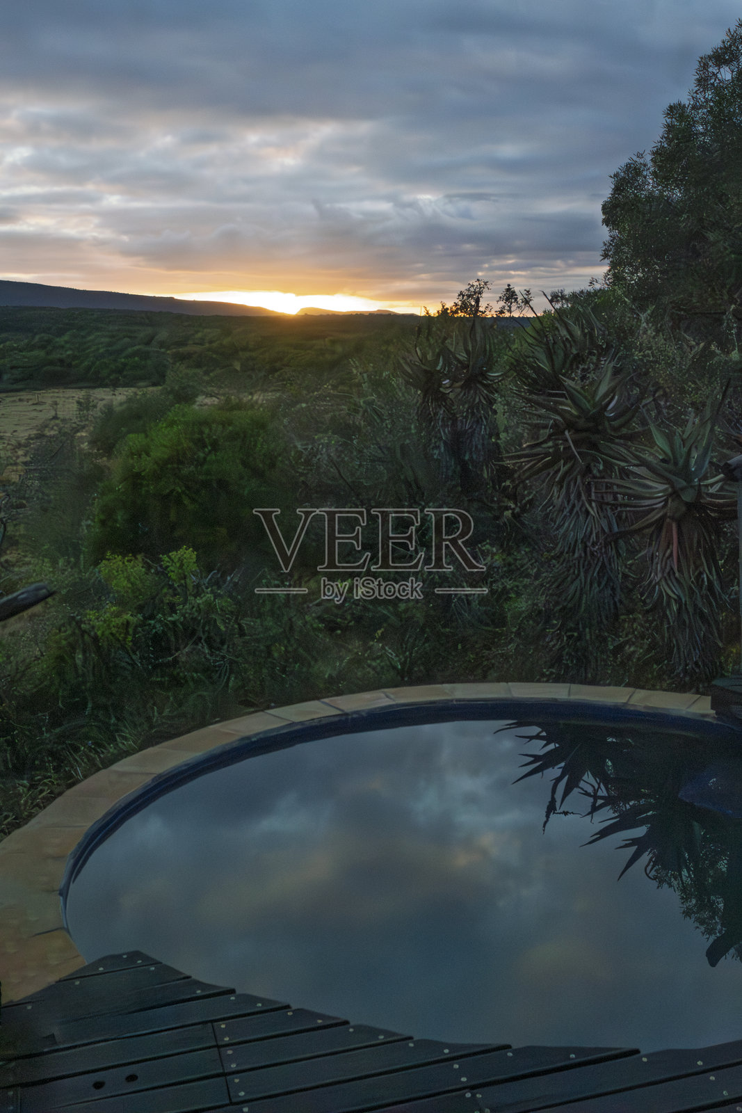 南非野生动物保护区的日落。照片摄影图片