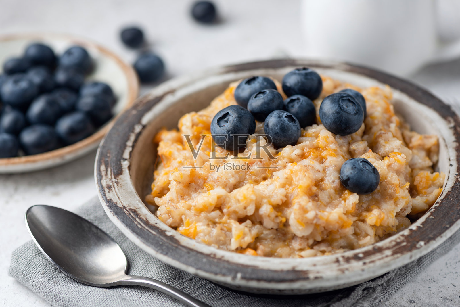 蓝莓南瓜燕麦碗照片摄影图片
