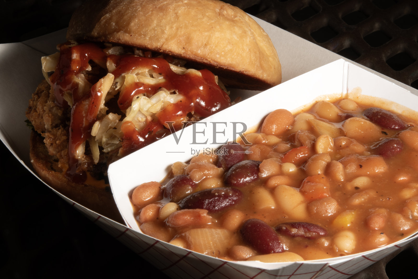 鸡肉三明治与豆类特写照片摄影图片