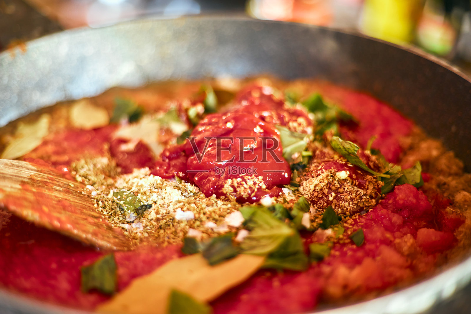 新鲜制作的意大利面或比萨酱照片摄影图片