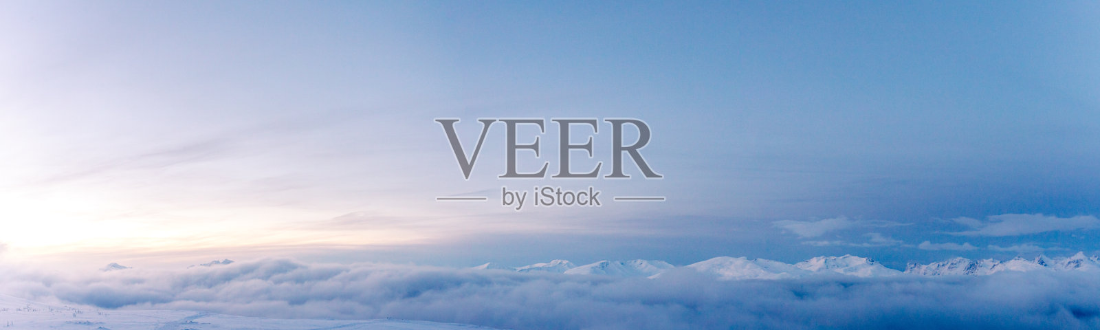 在挪威特罗姆瑟的北极夜冬季旅行，观赏极光照片摄影图片