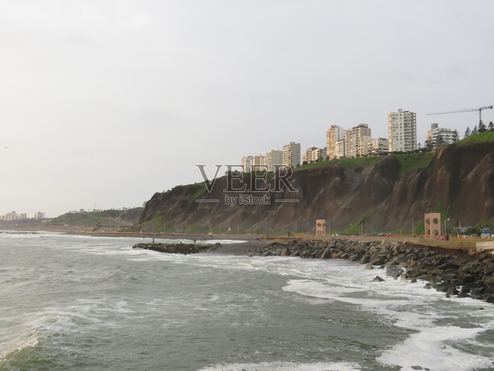 秘拉弗洛雷斯旅游区的海滩。秘鲁利马市。照片摄影图片