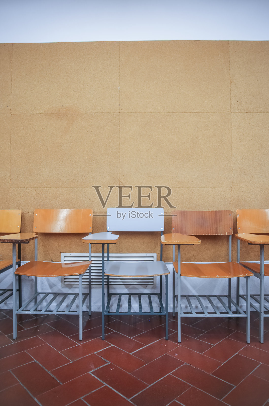 旧教室里木椅整齐排列成一排照片摄影图片