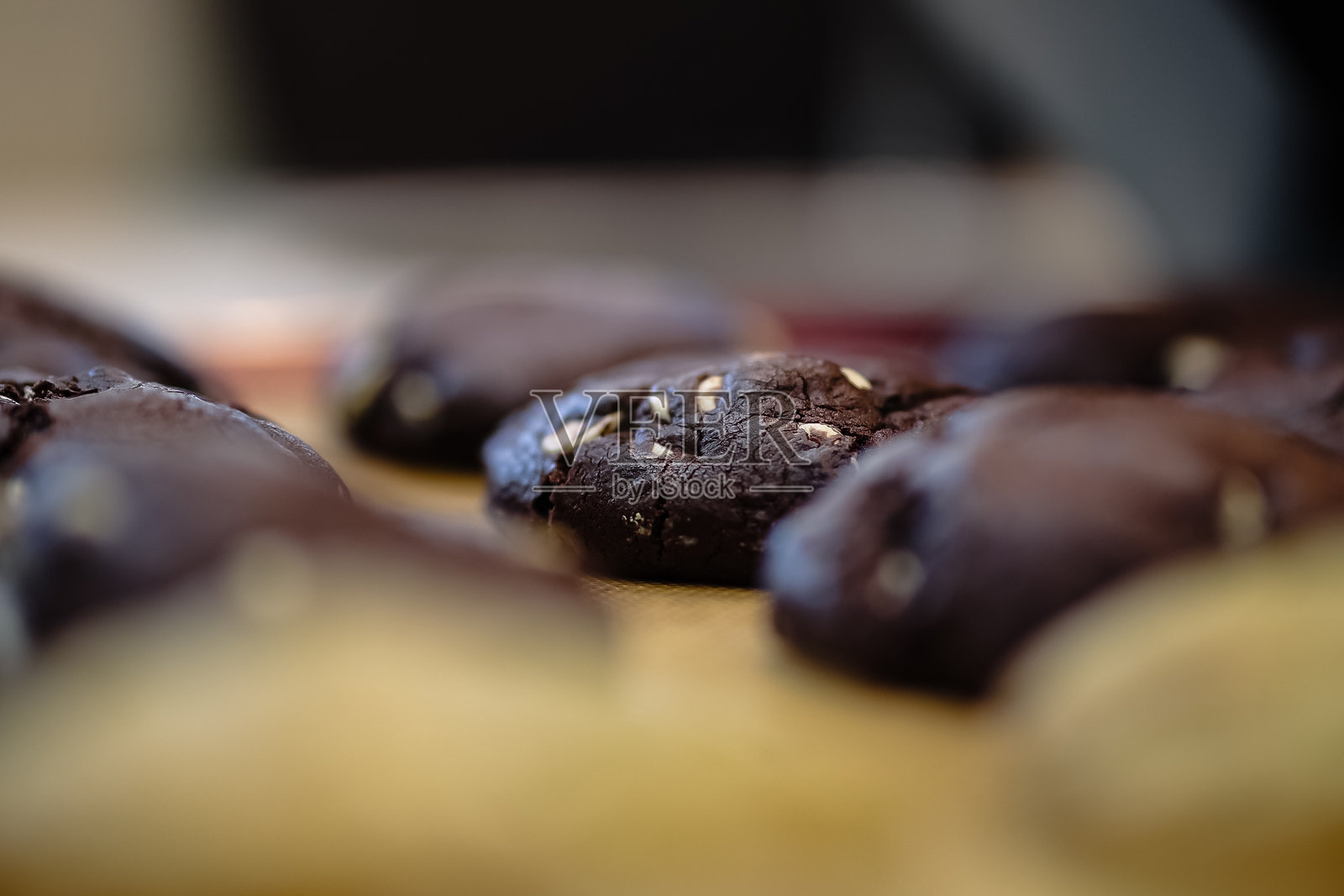 自制蓝莓松饼放在烤盘中照片摄影图片