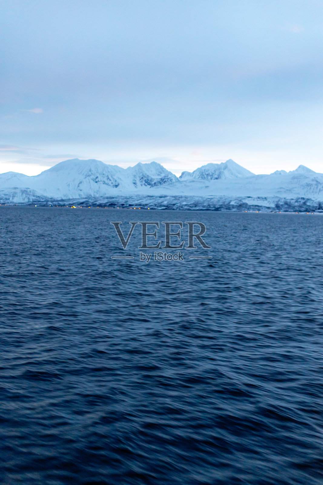 在挪威特罗姆瑟的雪冬季节与极光旅行照片摄影图片