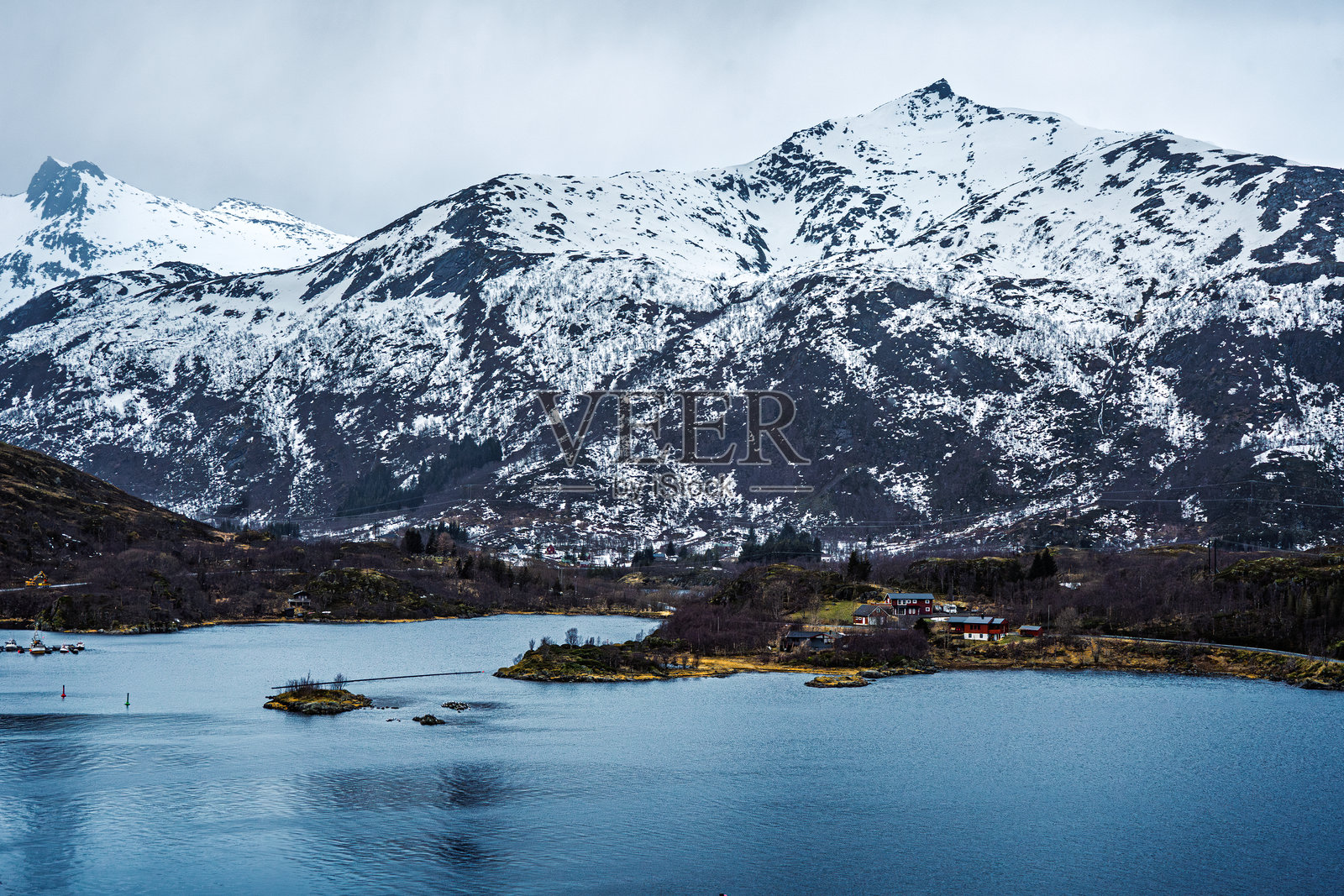 奥斯特内斯峡湾，雪山环绕，开阔的海面，挪威斯沃尔韦尔照片摄影图片