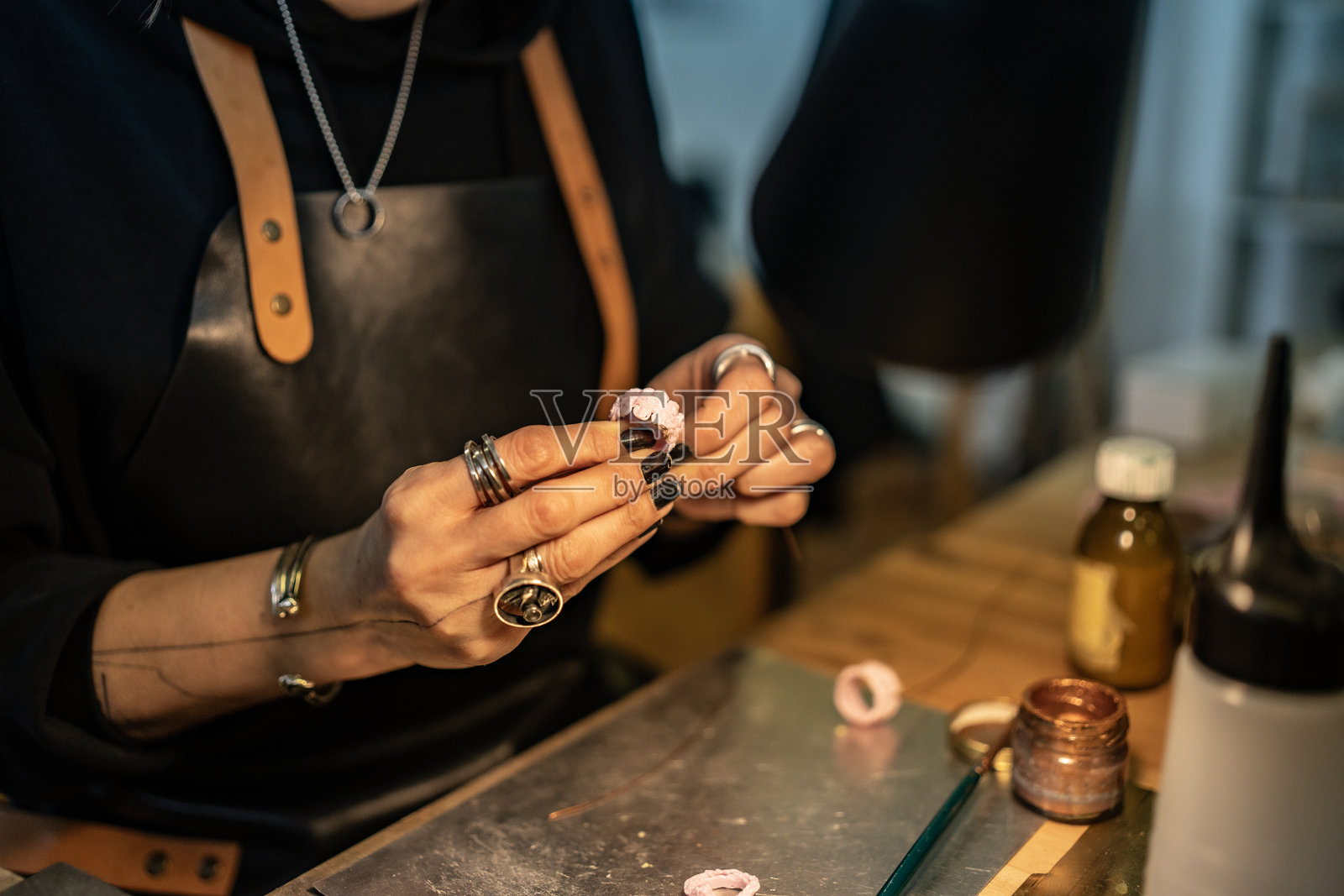 工匠特写，正在制作独特的手工珠宝作品照片摄影图片
