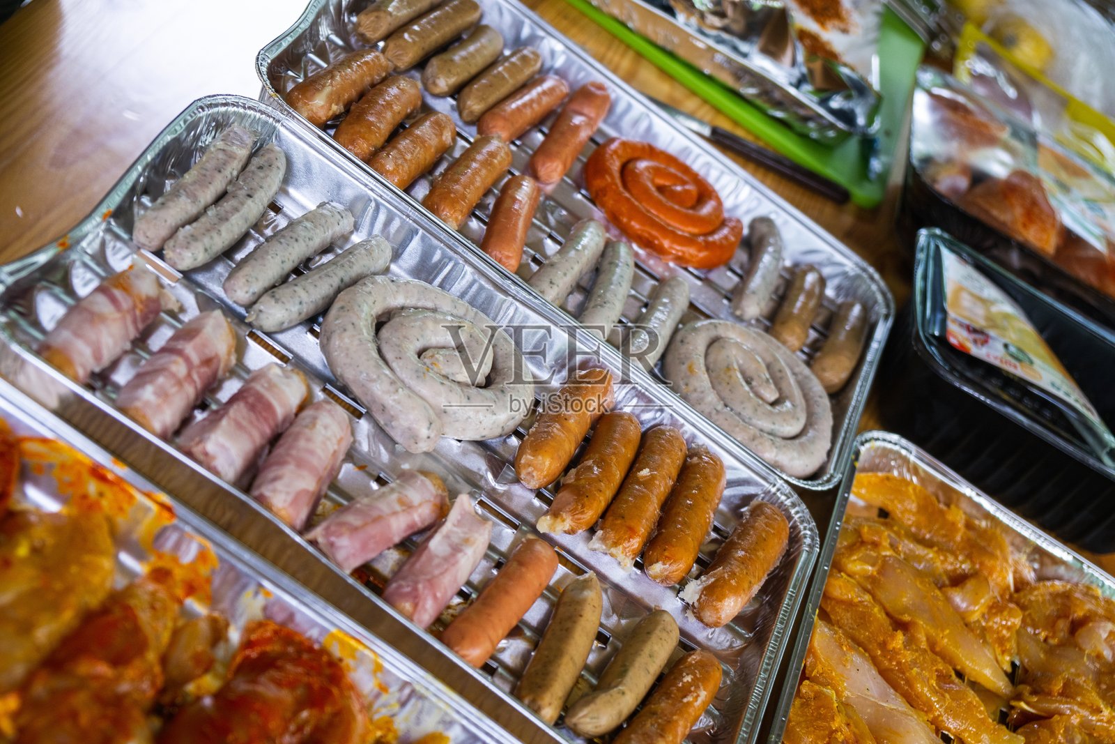 托盘上的香肠和香肠照片摄影图片