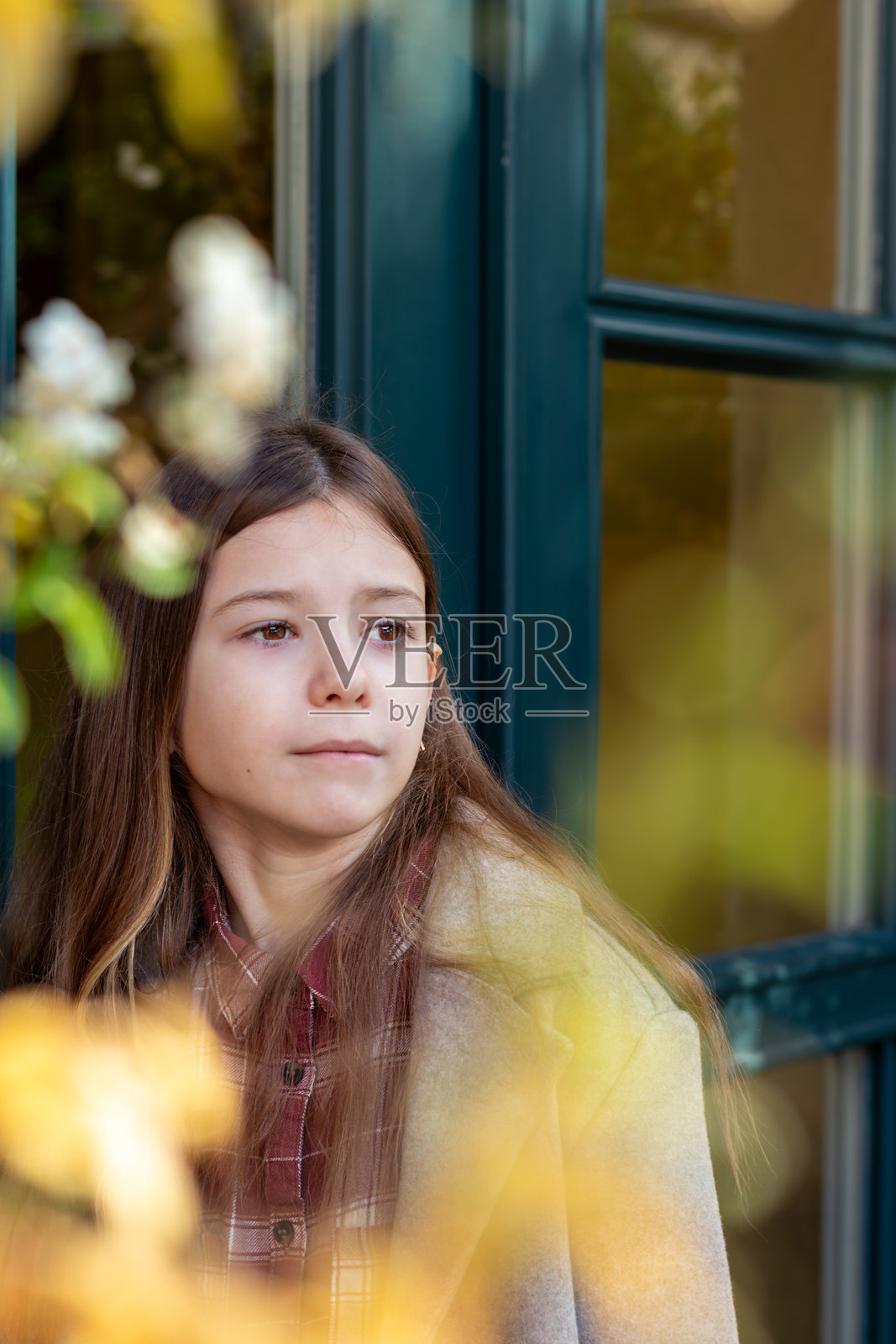 快乐可爱的女孩在户外自然背景中照片摄影图片