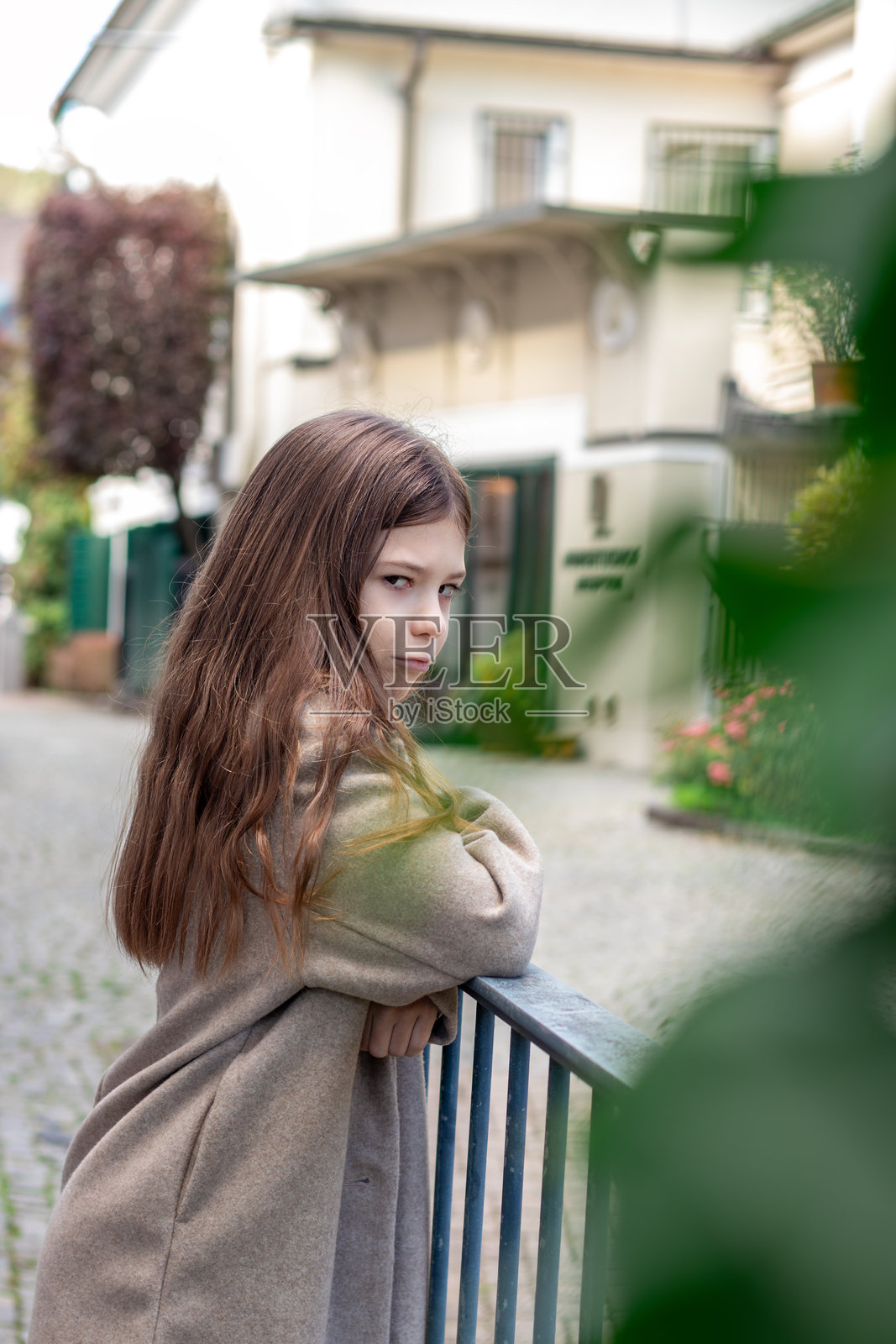 快乐可爱的女孩在户外自然背景中照片摄影图片