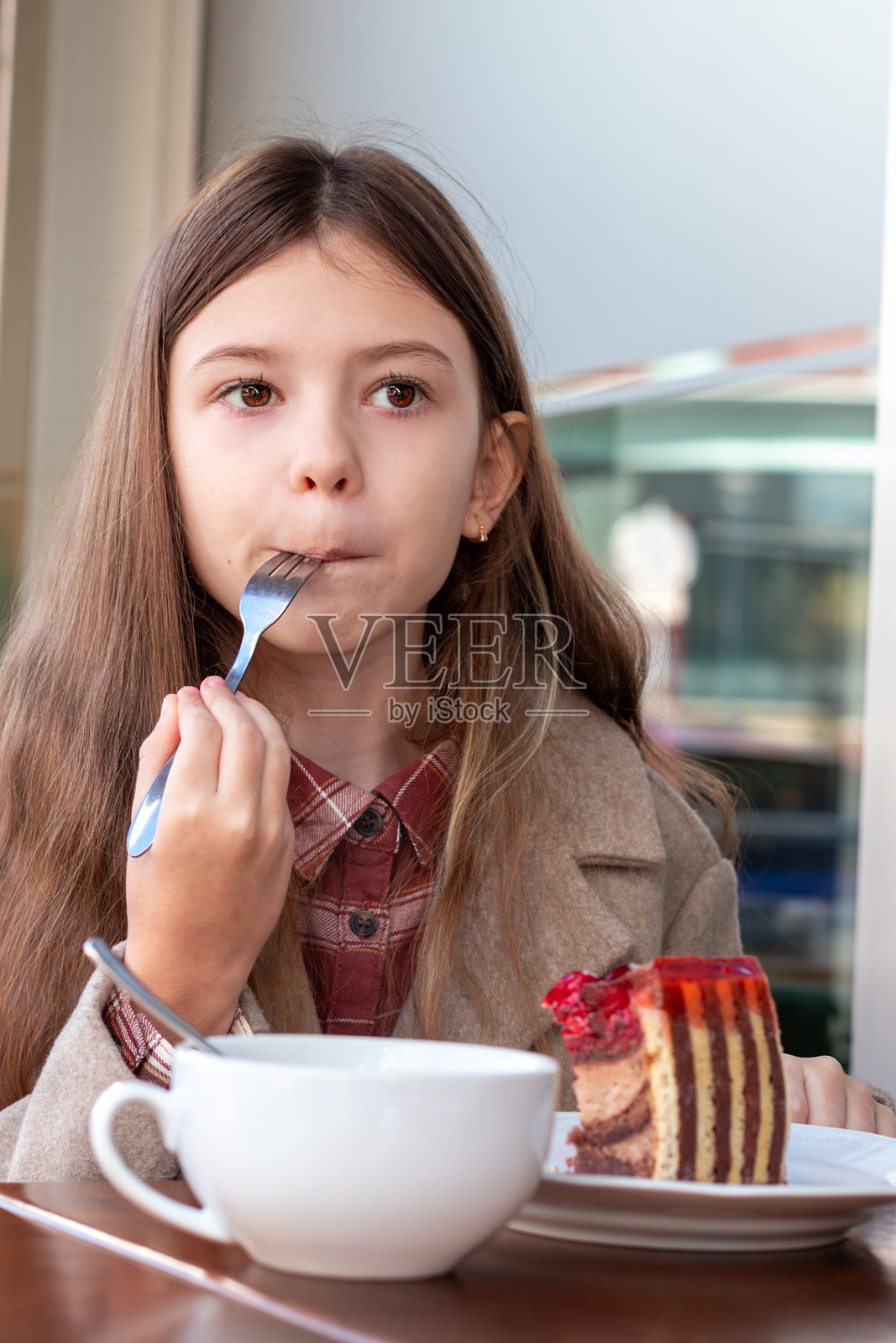 快乐可爱的女孩在吃蛋糕照片摄影图片