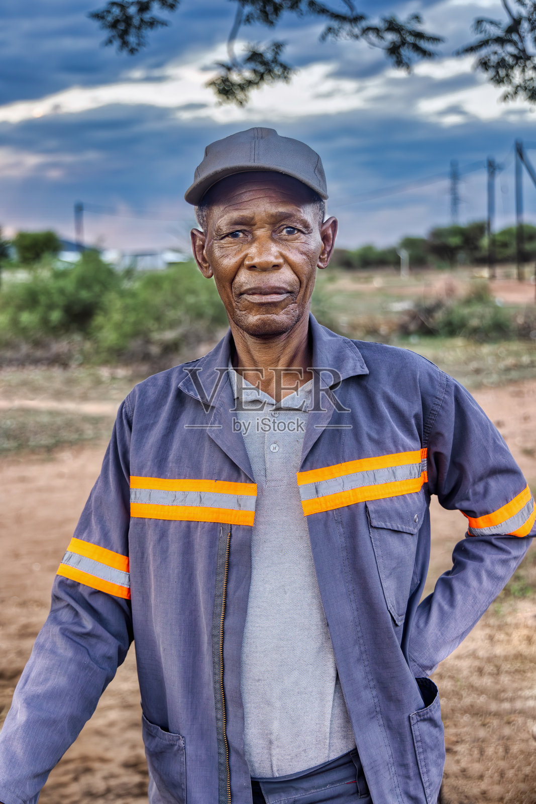 非洲男性工人，站在乡村小镇的路边照片摄影图片