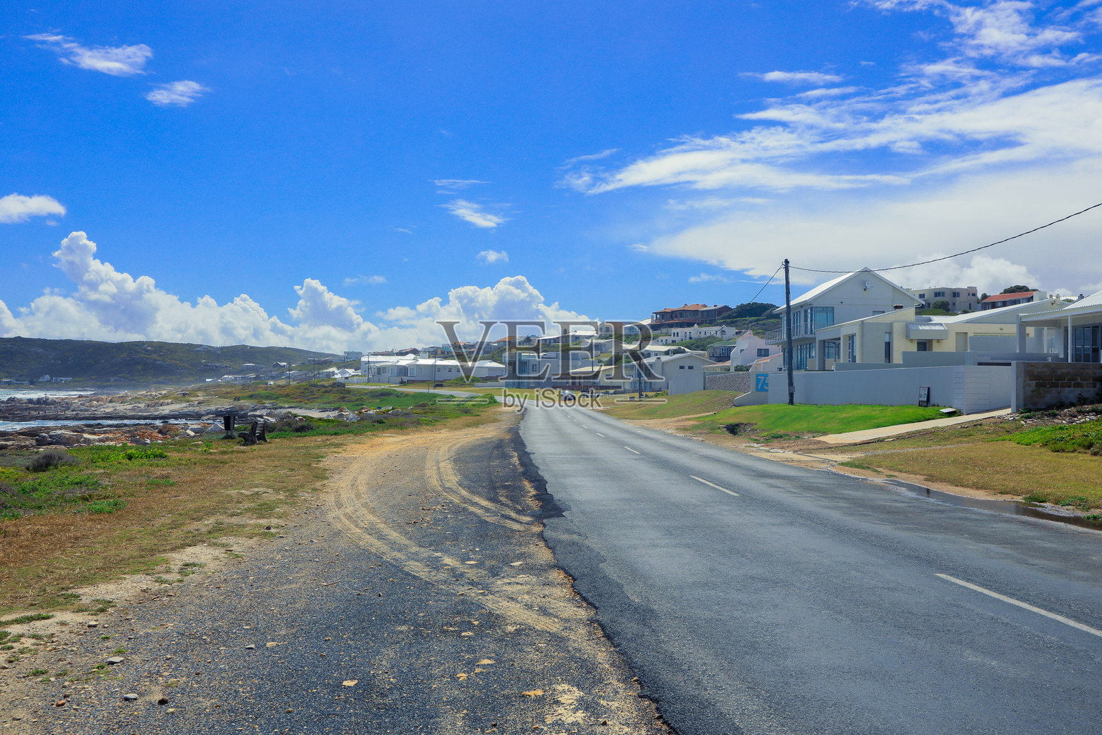 南非沿海公路，白天有房屋和晴朗的蓝天照片摄影图片