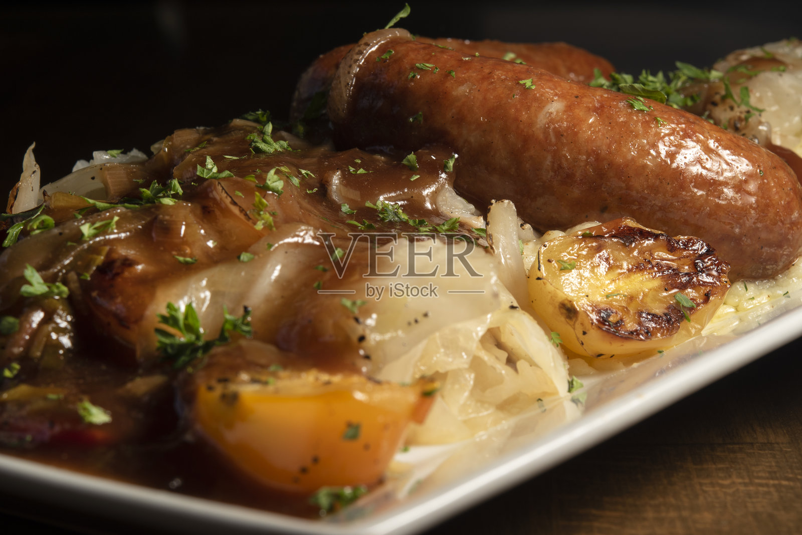 近距离拍摄的香肠土豆泥照片摄影图片