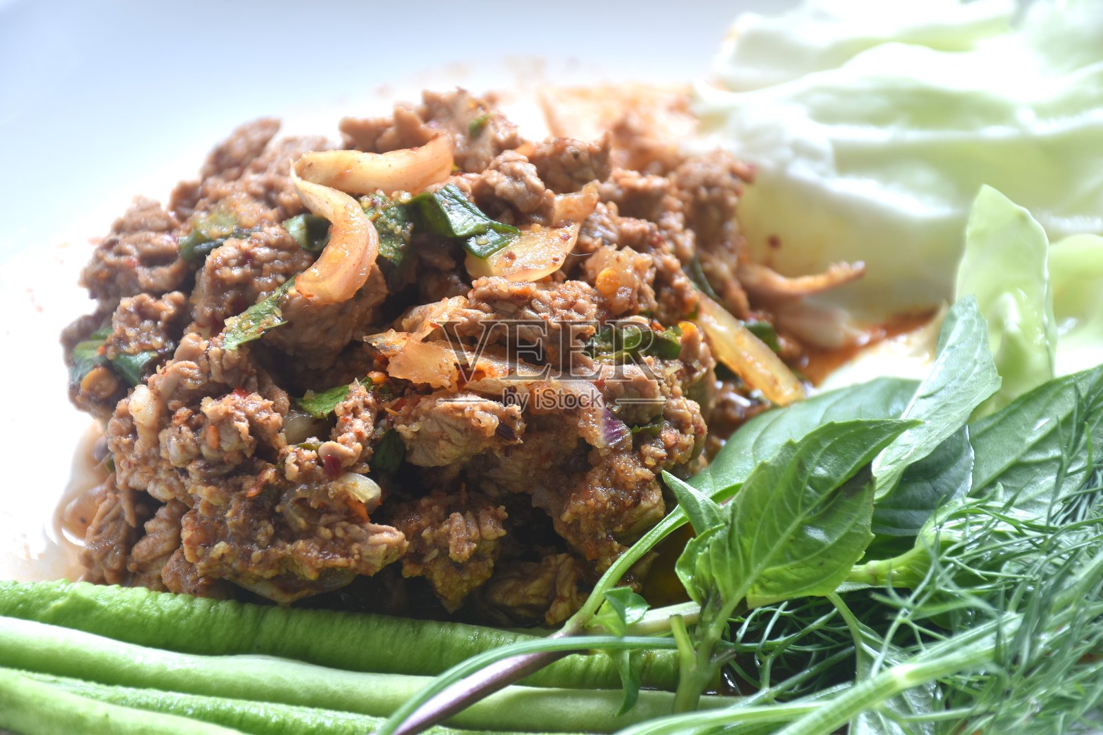 泰式凉拌牛肉沙拉，味道辛辣酸爽，搭配新鲜蔬菜。照片摄影图片