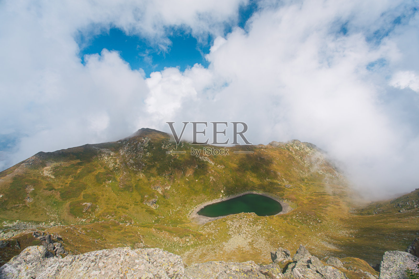 云中的隐秘山湖照片摄影图片