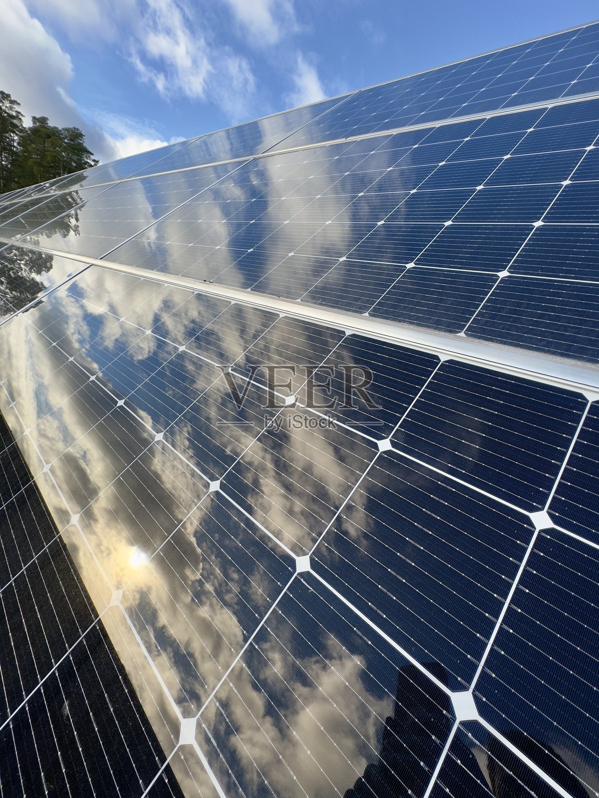 反射天空和云朵的太阳能电池板 - 可再生能源概念照片摄影图片