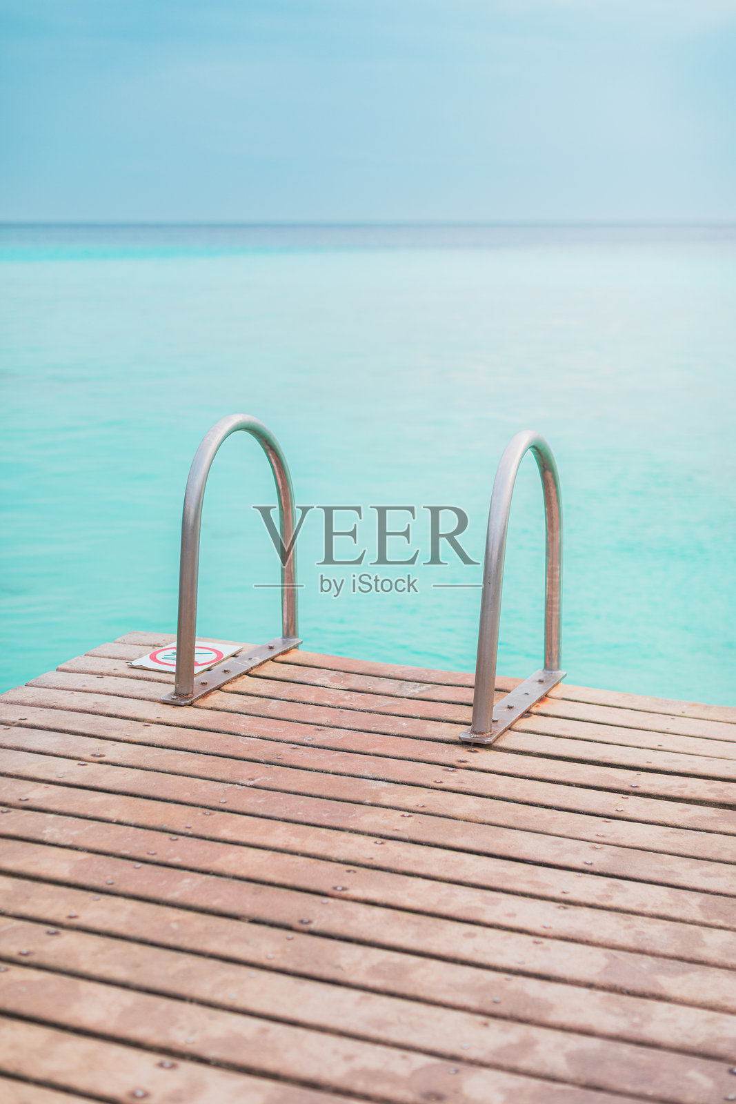 踏入碧绿的加勒比海水。库拉索。照片摄影图片