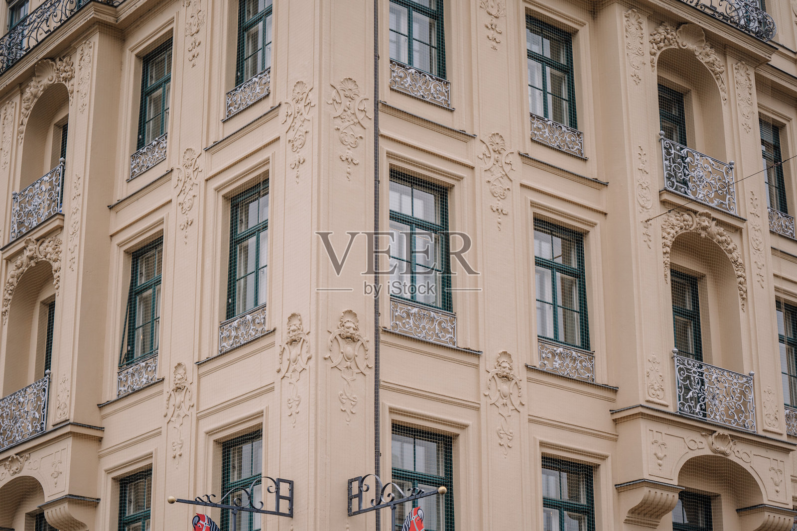 一座历史建筑立面的细致视图，装饰华丽的阳台和窗户。照片摄影图片