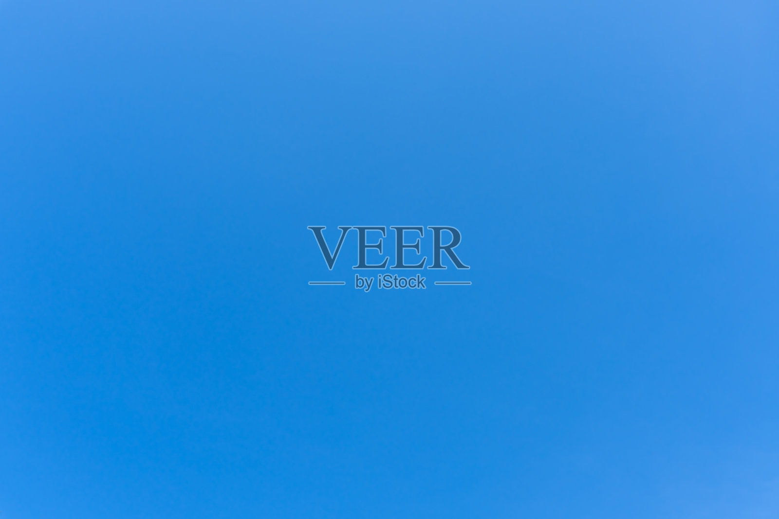 低角度视图和全景的美丽浅蓝色天空，早晨或下午阳光明媚，无云，作为装饰艺术作品中的自然背景纹理。照片摄影图片