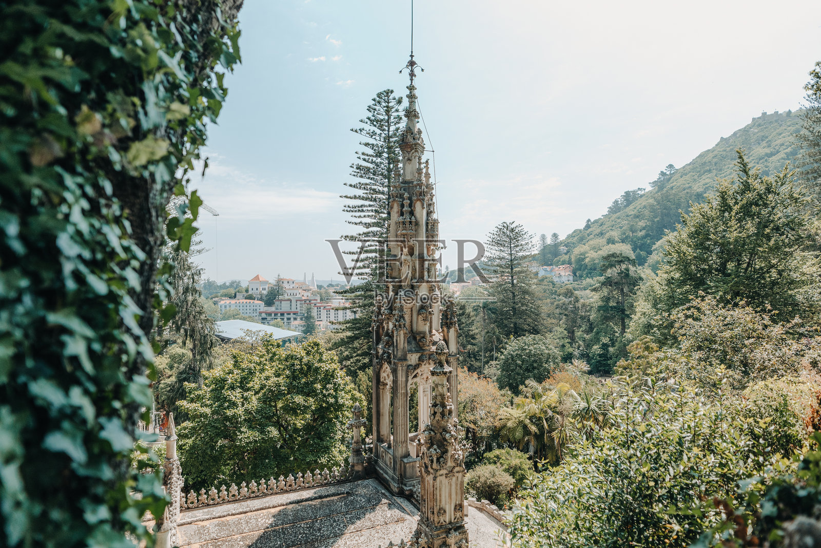 葡萄牙辛特拉森林中的哥特式教堂尖塔照片摄影图片