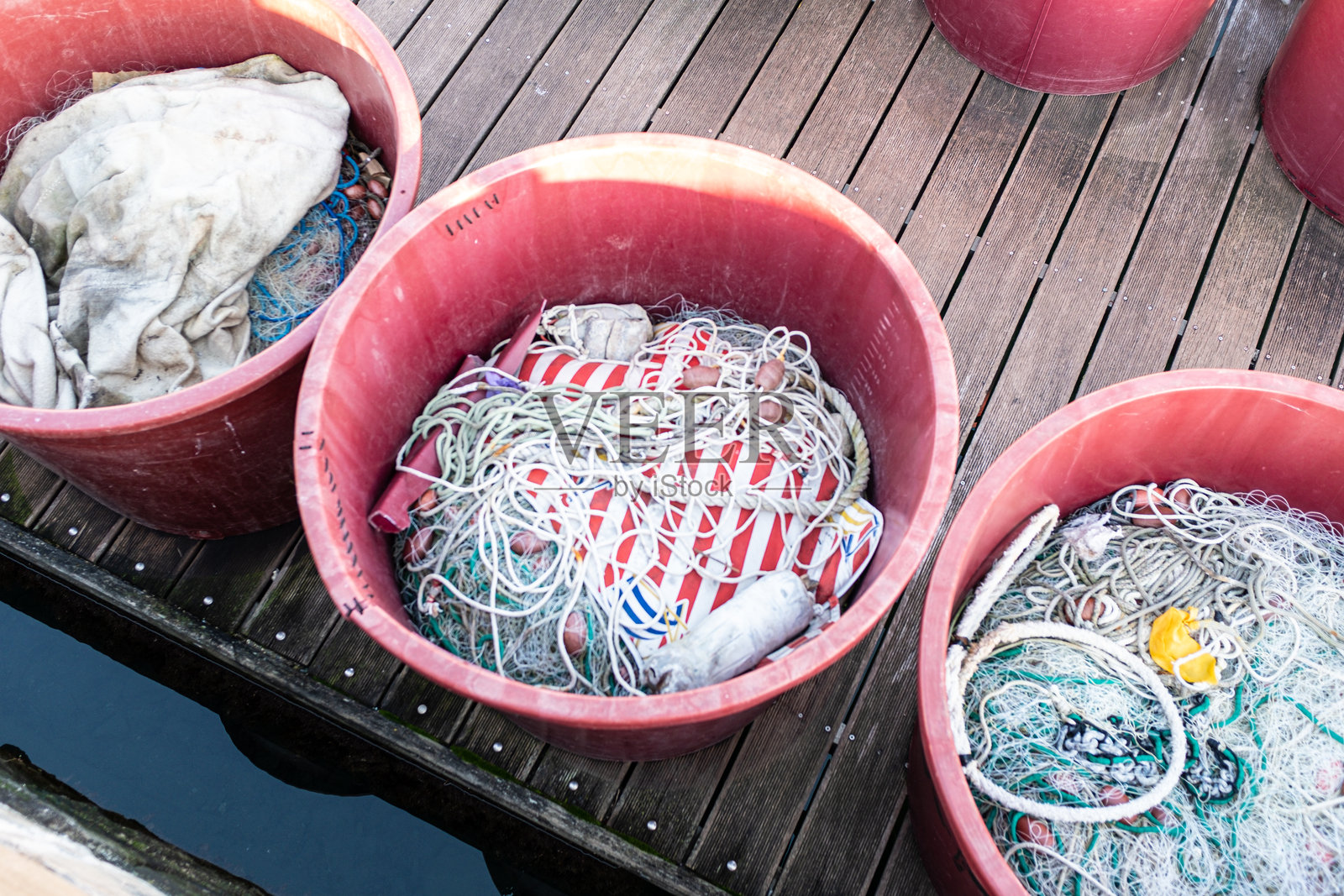 斯洛文尼亚皮兰码头上的钓鱼装备照片摄影图片