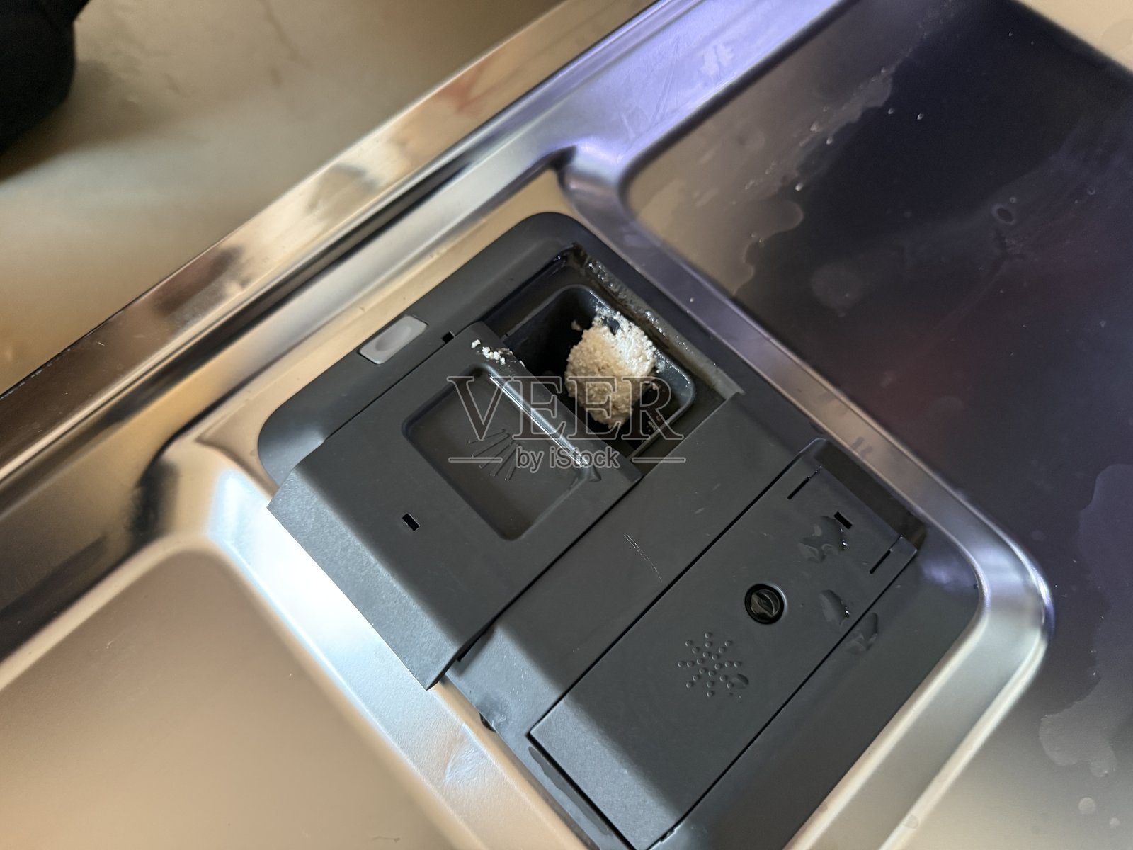 洗碗机洗涤剂分配器卡住 - 粉末或洗涤片未正确分配照片摄影图片
