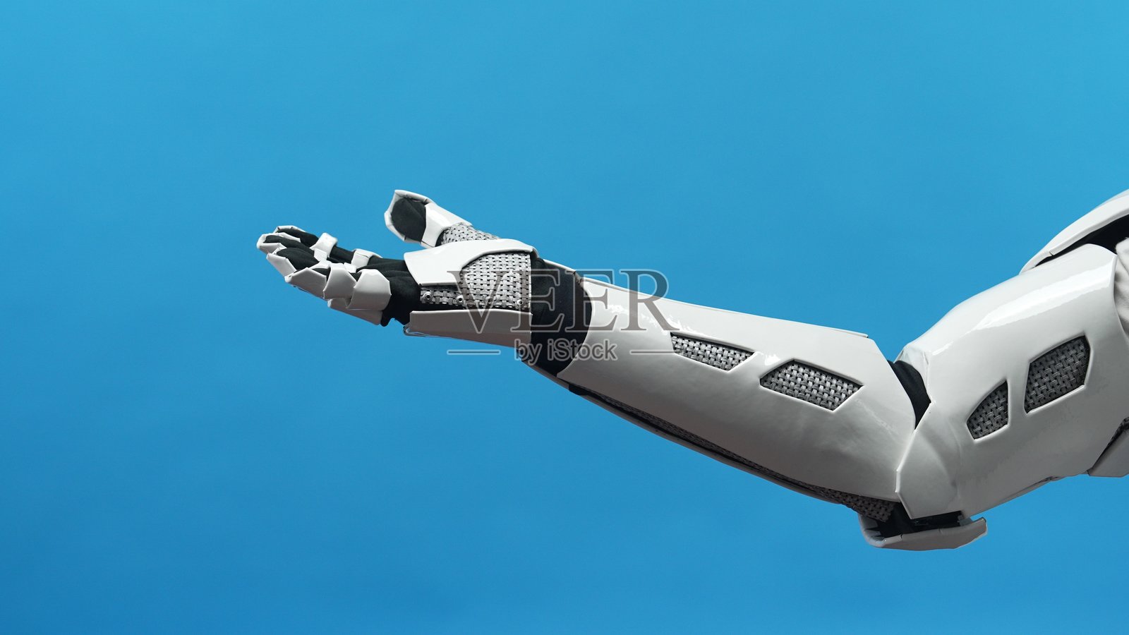 未来派机器人手臂在明亮的蓝天背景下伸展照片摄影图片