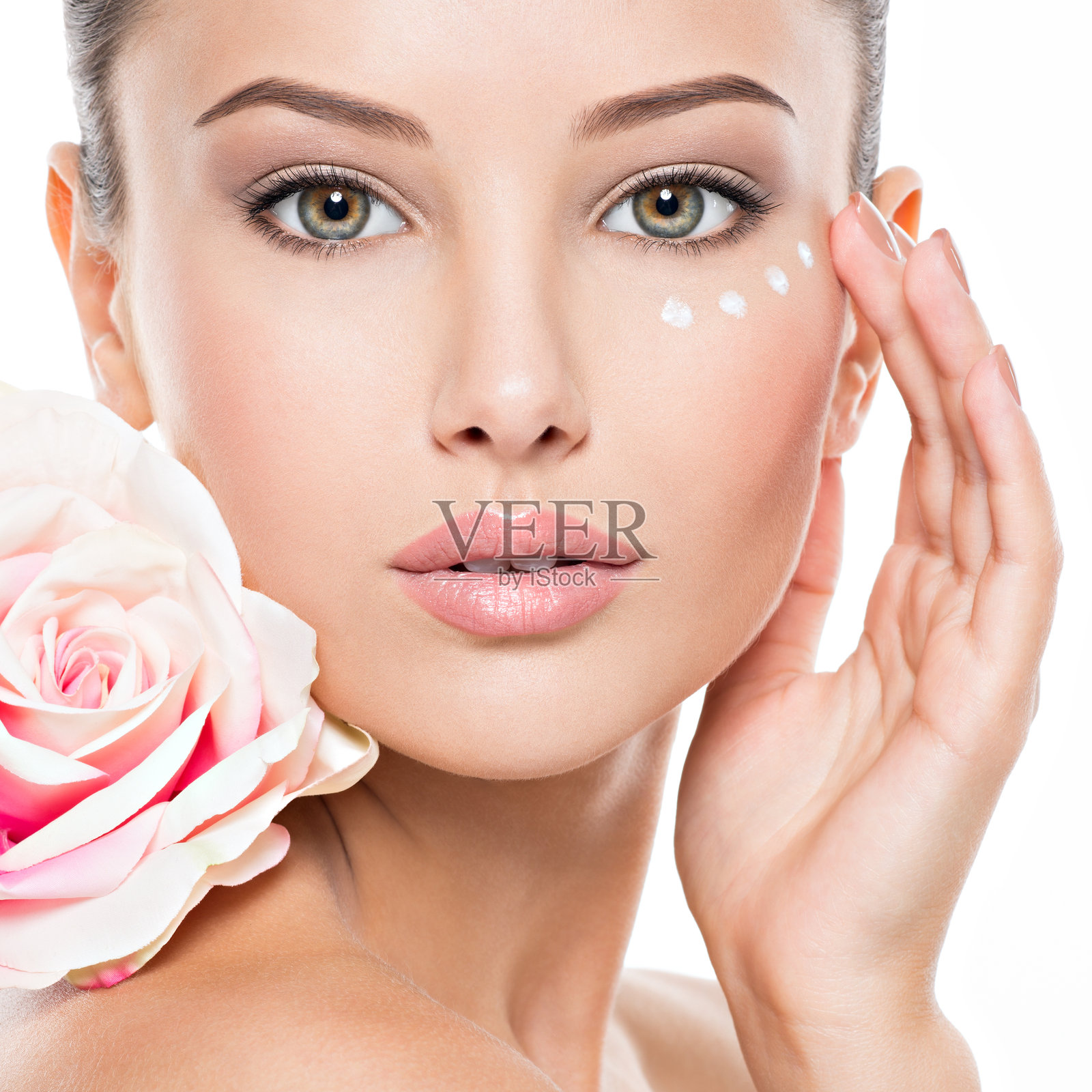 面容健康的女性在眼下涂抹化妆霜照片摄影图片