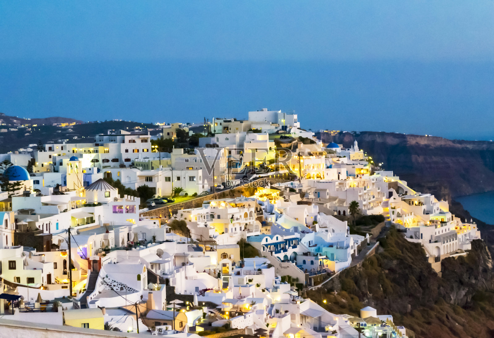 圣托里尼美丽的费拉镇黄昏全景图照片摄影图片