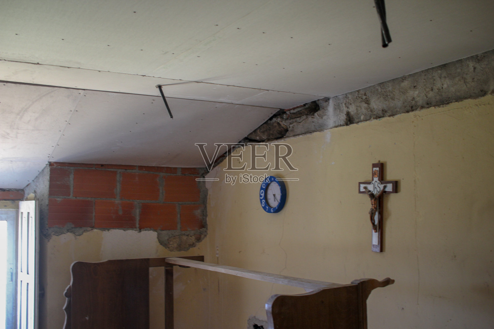 一个旧房间即将被粉刷。照片摄影图片