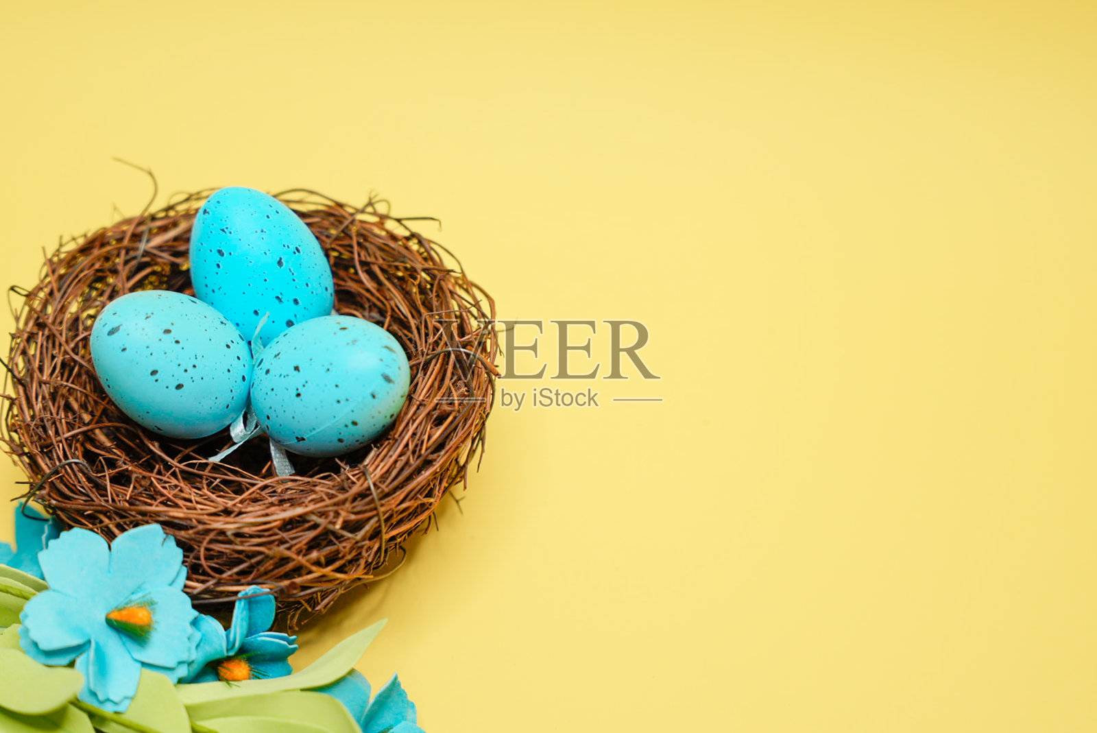 复活节假期装饰，色彩斑斓的彩蛋和节日饰品照片摄影图片