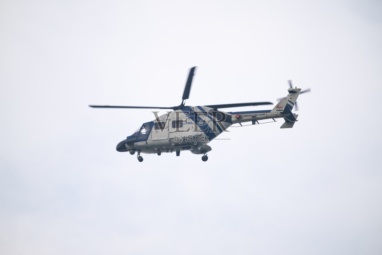 一架印度海岸警卫队直升机在飞行中照片摄影图片