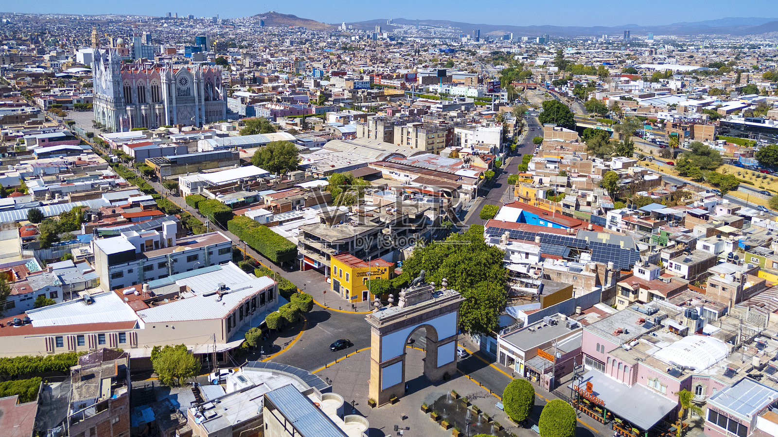 莱昂市的鸟瞰图，可以看到英雄大道的凯旋门和赎罪教堂，这些都是城市的象征。照片摄影图片