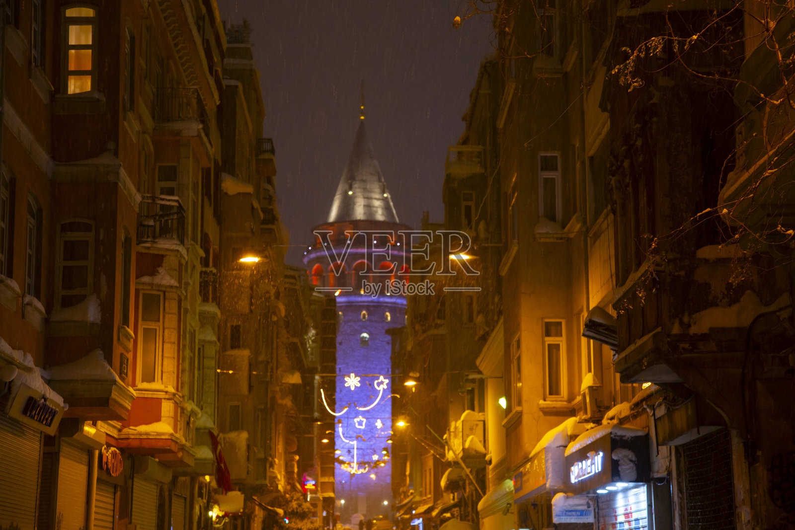 塔克西姆和怀旧电车，雪中的加拉塔塔照片摄影图片