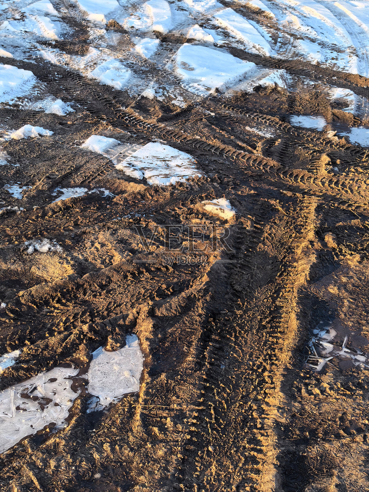 早春泥泞的乡村道路照片摄影图片